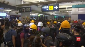 VIDEO: Pedemo Hong Kong Bentrok dengan Polisi di Stasiun