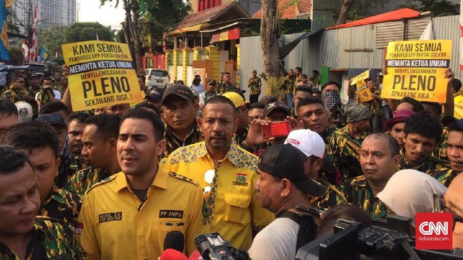 Sejumlah kader Partai Golkar mempertanyakan sikap DPP yang belum menggelar munas sebelum pelantikan Jokowi-Ma'ruf meskipun itu jadi tren parpol koalisi.