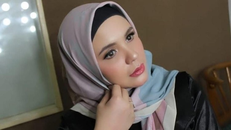 Haru, Istri Indra Bekti Teringat Anak Ketiga Cuma Hidup 20 Menit Istri Indra Bekti, Aldila, tak kuasa menahan air mata saat teringat anak ketiga yang hanya bertahan hidup selama 20 menit.