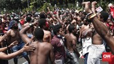 FOTO: Aksi Protes Pemuda Papua di Seberang Istana Ratusan pemuda papua menggelar aksi demonstrasi di sekitar Mabes TNI AD dan Istana Kepresidenan, Jakarta, Kamis (22/8), memprotes tindakan rasialisme.