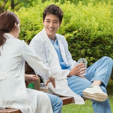 7 Dokter Tampan di Drama Korea yang Bikin Hati Cenat-cenut