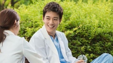 7 Dokter Tampan di Drama Korea yang Bikin Hati Cenat-cenut