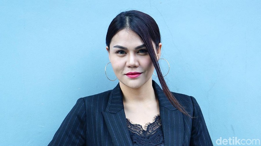 DJ Katty Butterfly disenggol anak tiri usai mengunggah bukti perselingkuhan suaminya.