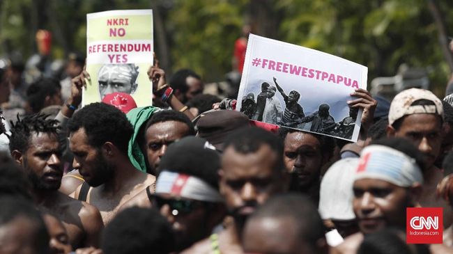 Massa Anti-rasisme Gelar Aksi di Tiga Kabupaten di Papua Aksi menentang rasisme terhadap orang Papua hari ini digelar di Kabupaten Paniai, Deiyai, dan Dogiayai. Mereka juga menuntut referendum Papua.