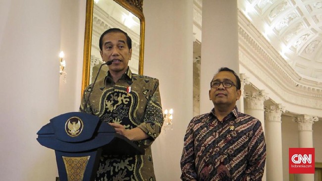 Presiden Joko Widodo melayat ibunda Presiden keenam RI SBY, Siti Habibah, di Puri Cikeas, Bogor, Jawa Barat, Sabtu (31/8).