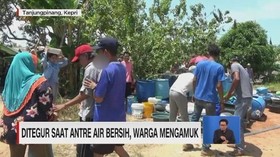 VIDEO: Ditegur Saat Antre Air Bersih, Warga Mengamuk