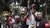 FOTO: Aksi Protes Pemuda Papua di Seberang Istana Ratusan pemuda papua menggelar aksi demonstrasi di sekitar Mabes TNI AD dan Istana Kepresidenan, Jakarta, Kamis (22/8), memprotes tindakan rasialisme.