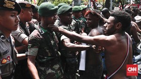 FOTO: Aksi Protes Pemuda Papua di Seberang Istana
