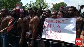 Mahasiswa Papua Teriak Referendum di Seberang Istana