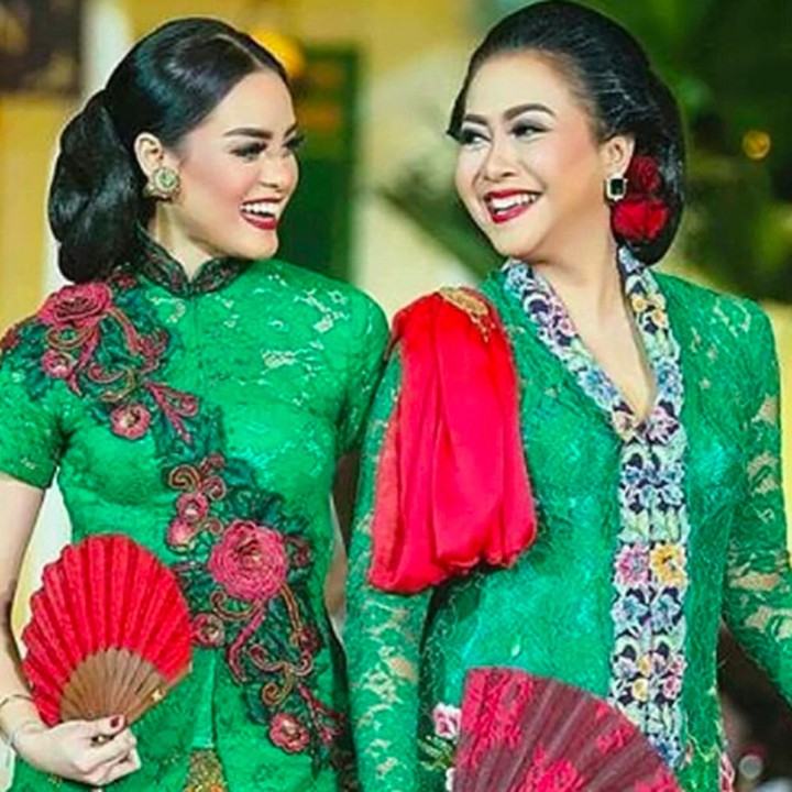 <p>Saat tampil bersama, busana Intan dan Sundari sering mengenakan busana senada, Bun. Makin cantik ya mereka. (Foto: Instagram/ @ssoekotjo)</p>