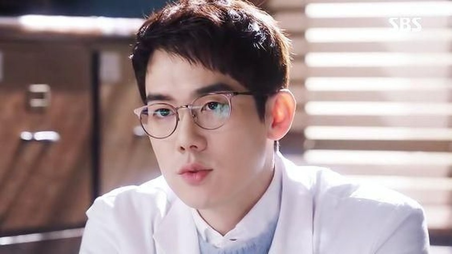 4. Kang Dong Joo (Romantic Doctor, Teacher Kim) ini dia tujuh dokter tampan di drama Korea yang bikin hati cenat-cenut.
