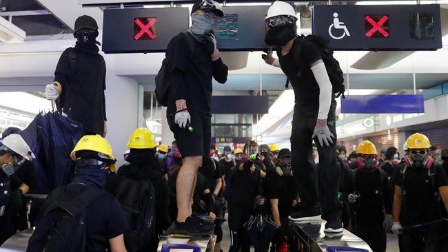Setelah aksi damai minggu lalu, para demonstran di Hong Kong kembali merencanakan aksi besar-besaran untuk melumpuhkan akses menuju bandara pada akhir pekan.
