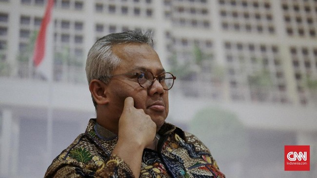 Ketua KPU Arief Budiman saat menjadi pembicara pada diskusi media di Gedung KPU, Jakarta, Kamis 22 Agustus 2019. Diskusi tersebut mengangkat tema "Dari Pemilu Serentak 2019, menuju Pilkada Serentak 2020. Sebuah Evaluasi dan Pembelajaran". CNN Indonesia/Andry Novelino