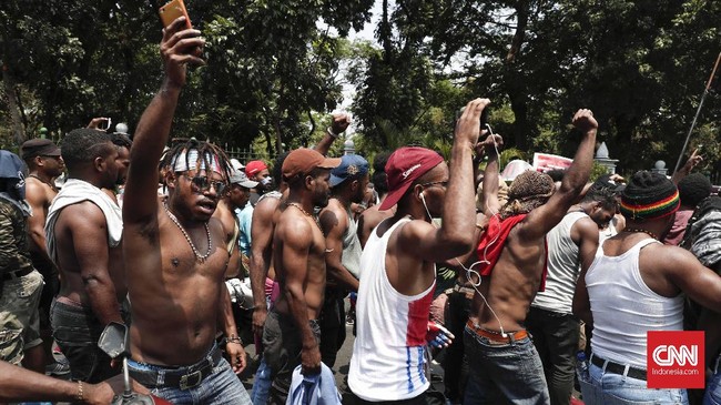 Massa aksi protes asal Papua di depan Istana Negara membubarkan diri sekitar pukul 18.27 WIB dan singgah di LBH Jakarta.