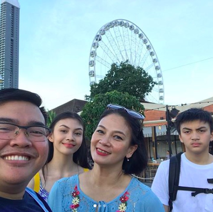 <p>Kalau momen ini diambil saat mereka liburan ke Bangkok. Kata sang ibu, Arka memang tipe anak yang susah senyum. (Foto: Instagram @bu_deedee)</p>