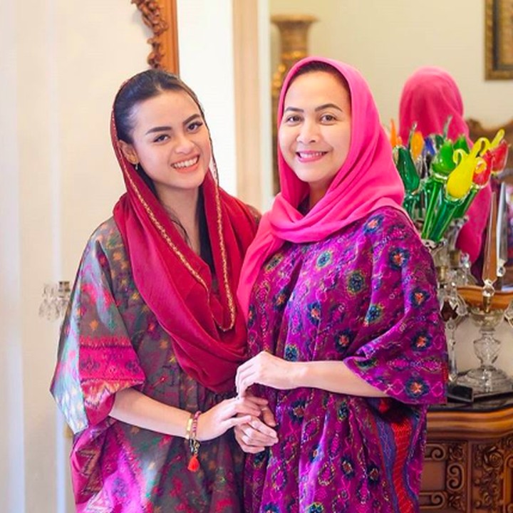 <p>Penyanyi keroncong Sundari Soekotjo sering tampil bersama sang putri, Intan Soekotjo. Rupanya, Intan mewarisi bakat sang bunda bernyanyi keroncong. (Foto: Instagram/ @ssoekotjo)</p>