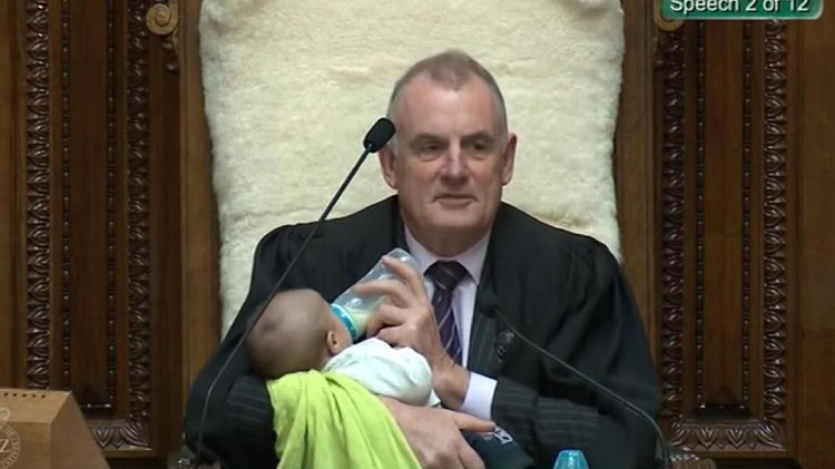 Ketua DPR Selandia Baru ini memberikan susu dan menjaga bayi rekannya saat pimpin sidang parlemen, Bun.