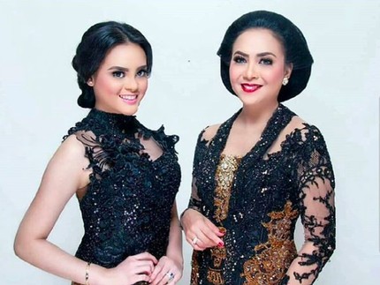 Seperti Kakak Adik, Potret Sundari Soekotjo dengan Putrinya