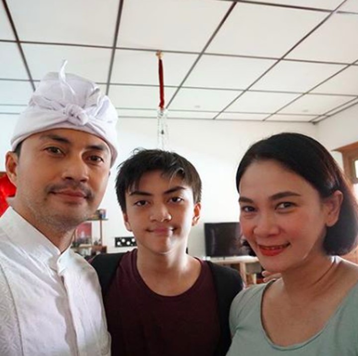 <p>Setuju ya, Bun, kalau wajahnya mirip banget sama Ayah Anjasmara? Wajah mereka bak pinang dibelah dua ya, saking miripnya. (Foto: Instagram @bu_deedee) </p>