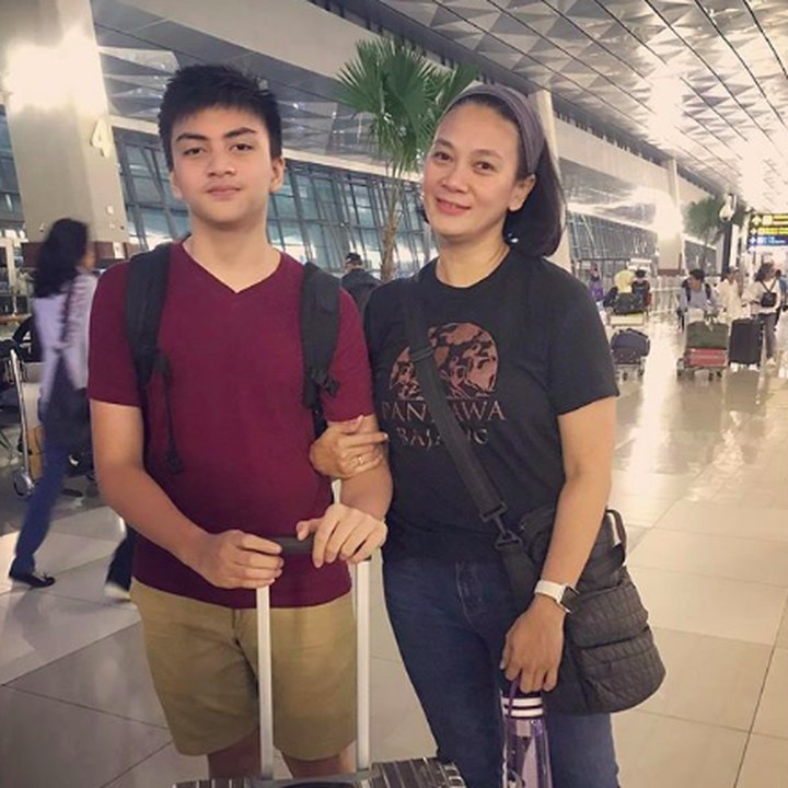<p>Mengikuti turnamen ke berbagai kota dan negara membuat Arka sering bepergian tanpa orang tuanya. Dian pun mengaku sering kangen sang anak. (Foto: Instagram @bu_deedee)</p>