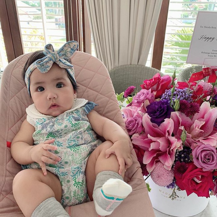 <p>Bagaimana, Bun? Lucu dan stylish ya si kecil Briel. Sebentar lagi makan MPASI nih, semoga sehat selalu ya Briel! (Foto: Instagram @sheenagabriellaaurorasamudra)</p>