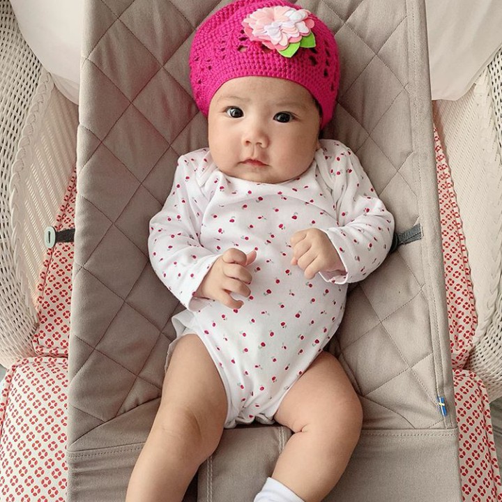 <p>Momo 'Geisha' bersama suaminya, Nicolas Reza Samudra dikaruniai anak perempuan bernama Sheenagabriella Aurora Samudra. (Foto: Instagram @sheenagabriellaaurorasamudra)</p>
