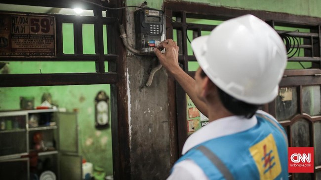 Pemeriksaan Instalasi rumah pelanggan PLN di daerah permukiman Tambora, Jakarta Barat. Kamis 22 Agustus 2019. CNN Indonesia/Andry Novelino