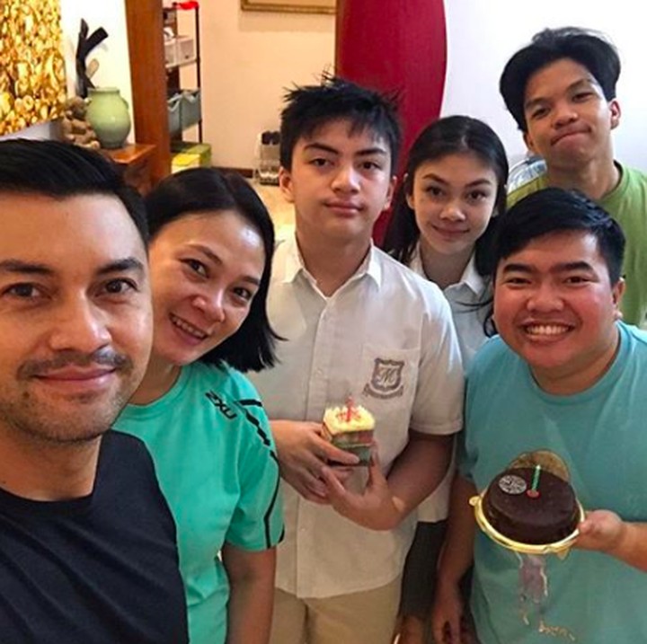 <p>Dian dan Anjas bersama keluarga membuat kejutan untuk merayakan ulang tahun Arka. January lalu, anak yang beranjak remaja itu baru saja merayakan ulang tahun yang ke-13. (Foto: Instagram @bu_deedee)</p>