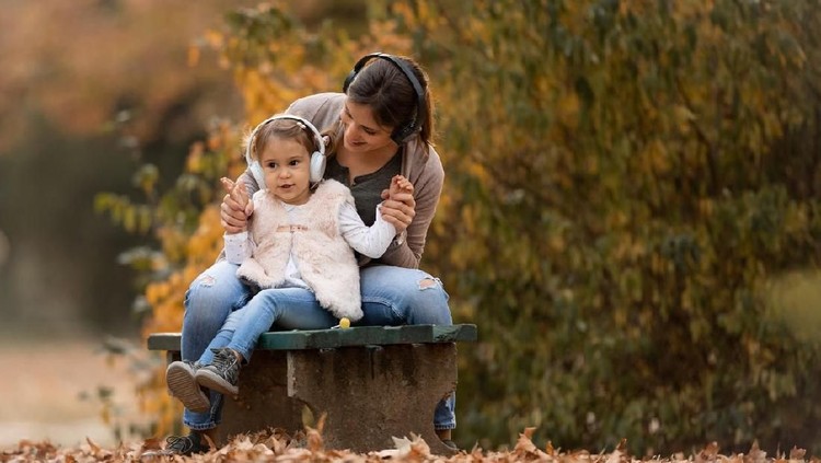 Ilustrasi ibu dan anak Single mother and happy cute baby girl having fun in the autumn park