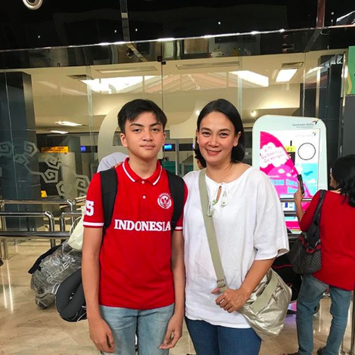 <p>Ibu Dian kembali mengantar Arka ke bandara, sebelum ikut pertandingan hoki. Dukungan bunda memang tiada tara ya. (Foto: Instagram @bu_deedee)</p>