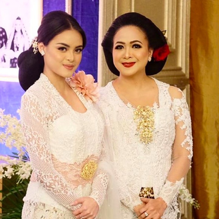 <p>Sama-sama dibalut kebaya putih, Sundari dan Intan kayak anak kembar ya, Bun? (Foto: Instagram/ @ssoekotjo)  </p>