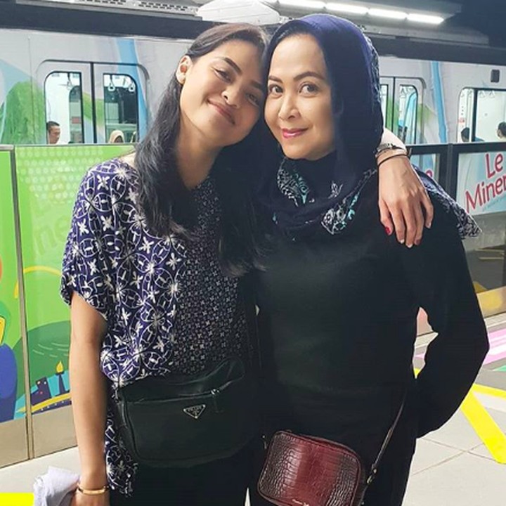 <p>Pakai baju bernuansa mirip, gaya ibu dan anak ini tambah kompak. (Foto: Instagram/ @ssoekotjo)  </p>