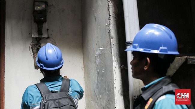 Pemeriksaan Instalasi rumah pelanggan PLN di daerah permukiman Tambora, Jakarta Barat. Kamis 22 Agustus 2019. CNN Indonesia/Andry Novelino
