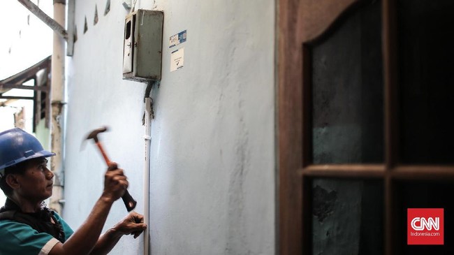 Pemerintah perlu konsisten dalam menerapkan kebijakan penyesuaian tarif listrik untuk golongan pelanggan nonsubsidi setiap tiga bulan.