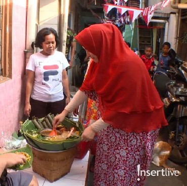 Perjuangan Jane Shalimar Jual Pecel Keliling