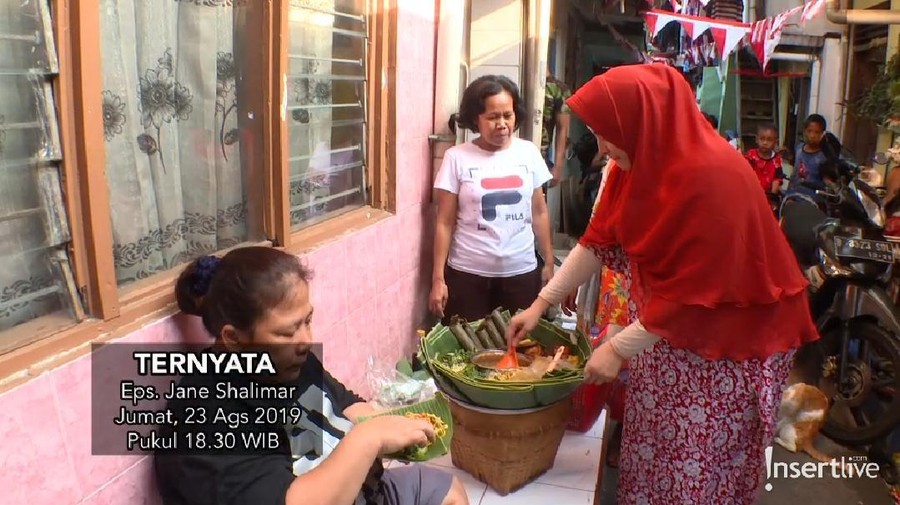 Jane Shalimar membantu keluarga bu Kawit.