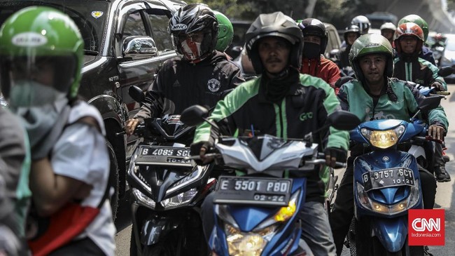 Pengemudi ojek online di kawasan Kuningan, Jakarta, Jumat, 23 Agustus 2019. CNN Indonesia/Bisma Septalisma