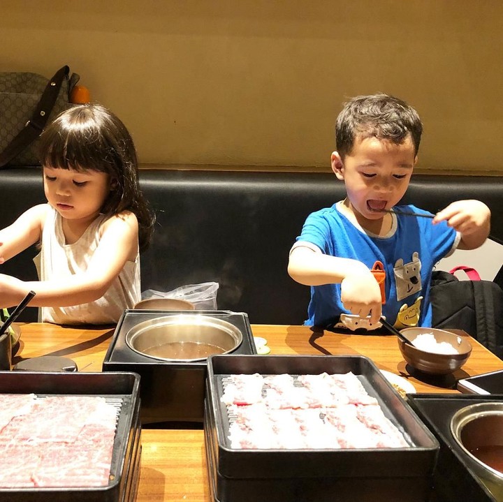 Imutnya Rafathar dan Gempi saat makan pakai sumpit. Sampai sibuk sendiri-sendiri. (Foto: Instagram @gisel_la)