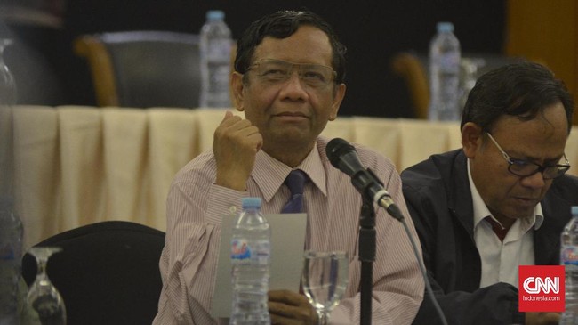 Merujuk dari Konvensi PBB, Mahfud menyebut setiap negara bisa melakukan apa pun untuk mempertahankan wilayahnya, termasuk militer.
