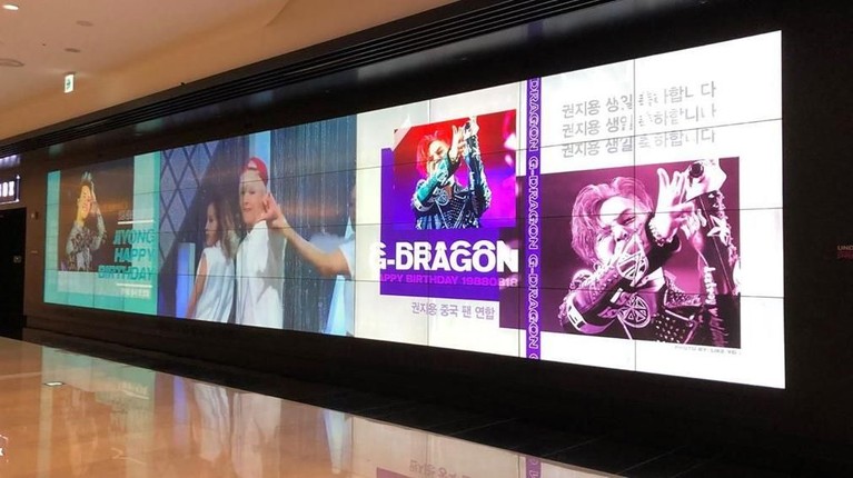 Penggemar dari Cina memajang foto G-Dragon di sejumlah kawasan di Korea Selatan untuk merayakan ultah ke-31 tahun, personel Big Bang tersebut.