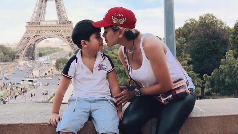 Meski terkenal sebagai artis yang kontroversi, Nikita Mirzani dikenal juga sebagai seorang ibu yang perhatian untuk anak-anaknya.