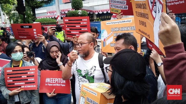 SAFEnet menilai pemerintah harus membuat aturan dalam bentuk undang-undang soal mekanisme pemblokiran internet.