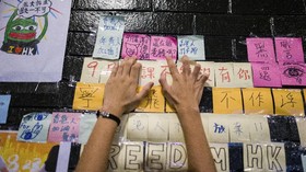 Gandeng Tangan, Bentuk Protes Lebih Damai Versi Hong Kong