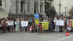 VIDEO: Ratusan Orang di Ukraina Demo Tolak Vaksinasi Anak
