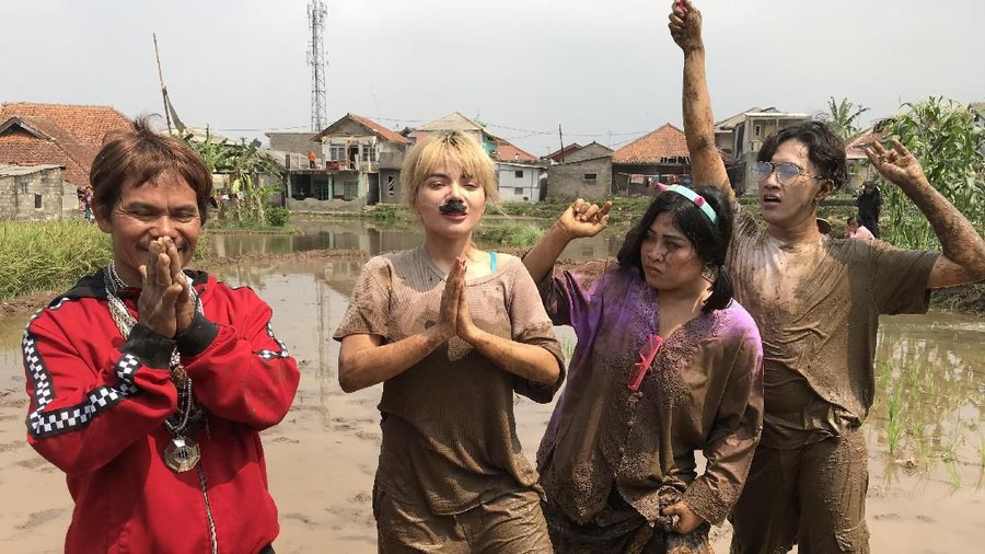 Dinar Candy dan ayahnya bertukar peran.