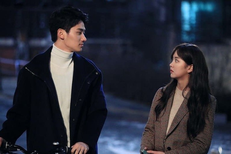 5 Fakta Love Alarm, Drama Korea Terbaru dengan Cerita Unik Drama Korea Love Alarm yang tayang di Netflix memiliki cerita unik. Insertlive sajikan 5 fakta menarik untuk Insertizen: