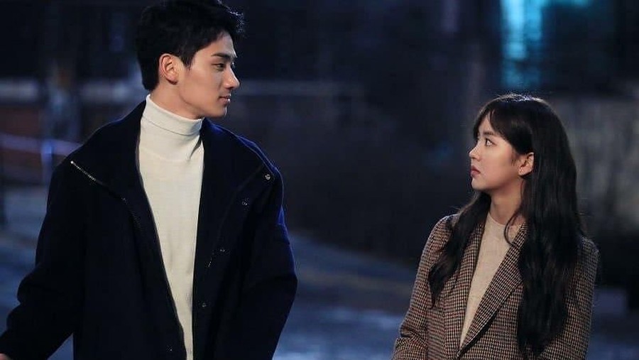 Benarkah Hye-yeo akan pergi untuk menyelesaikan magang jauh dari Jojo? Simak tiga misteri yang tertinggal di musim pertama Love Alarm 1.