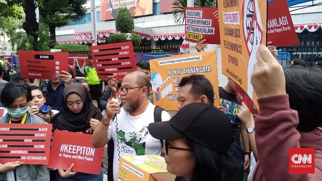 Gelar Aksi, Massa Serahkan Somasi Buka Akses Internet Papua