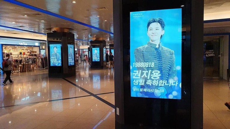 Penggemar dari Cina memajang foto G-Dragon di sejumlah kawasan di Korea Selatan untuk merayakan ultah ke-31 tahun, personel Big Bang tersebut.