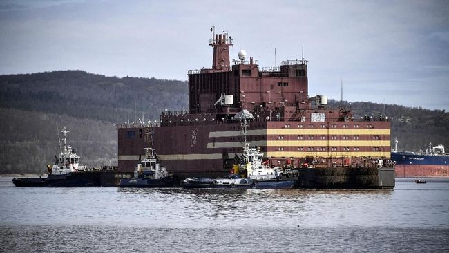 Rusia Akan Pamer Reaktor Nuklir Terapung Pertama di Dunia Rusia akan memamerkan reaktor nuklir terapung pertama di dunia dan mengirimkannya untuk mengarungi Samudera Arktik pada Jumat (23/8).